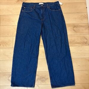 Abercrombie and Fitch Wide Leg Mid Rise Pleated Jeans